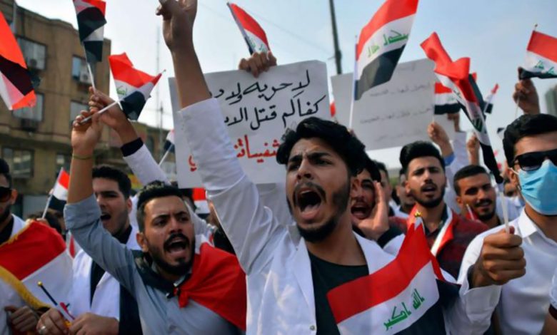 أزمة خريجي طب الأسنان في العراق تواجه مهنة طب الأسنان في العراق تحديات كبيرة بسبب تزايد أعداد الخريجين بشكل يفوق حاجة السوق، نتيجة لسياسات تخطيط غير مدروسة في فتح كليات طب الأسنان وزيادة أعداد القبول. نقابة أطباء الأسنان تحذر من انهيار المهنة، حيث تعجز الحكومة عن تطبيق قانون التدرج الطبي وتوفير فرص عمل لخريجي عام 2023، ما يفاقم الأزمة ويهدد مستقبل الآلاف من الخريجين المرتقبين.