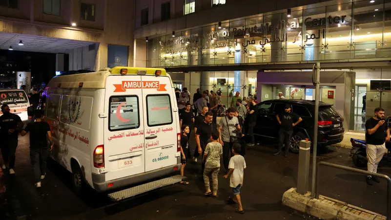 انفجارات "البيجر" في لبنان: تفصيل الحادث وتأثيره تفاصيل الحادث شهد لبنان، يوم الثلاثاء، سلسلة تفجيرات مدمرة استهدفت أجهزة الاستدعاء "البيجر" المستخدمة من قبل حزب الله. أسفرت الانفجارات عن مقتل 12 شخصًا، بينهم فتاة في الثامنة من عمرها، وإصابة حوالي 2800 آخرين، مع وجود 150 مصابًا في حالة حرجة. الهجوم والإتهامات أفادت التقارير أن التفجيرات طالت عدة مناطق، خاصة الضاحية الجنوبية لبيروت وبلدتي علي النهري ورياق. وأشارت صحيفة نيويورك تايمز إلى أن إسرائيل قد تكون وراء الهجوم، إذ زُرعت المتفجرات في الأجهزة المستوردة. من جانبها، أكدت CNN أن الأجهزة انفجرت بعد تلقي رسالة. تداعيات الصراع يُعتبر هذا الهجوم بداية لتصعيد في الصراع الإقليمي. يشير الخبير الاستراتيجي سمير راغب إلى أن الهجوم يكشف عن خلل كبير لدى حزب الله وقد يكون تمهيدًا لتصعيد أكبر. هذا التصعيد قد يؤثر على جهود التفاوض لوقف إطلاق النار في غزة ويؤدي إلى توسيع الصراع في المنطقة. الاستجابة والتحليل تشير التوقعات إلى أن هذا الهجوم قد يكون مقدمة لضربات أكبر على الضاحية الجنوبية، مما يزيد من تعقيد الوضع في المنطقة ويعزز من احتمال تصعيد الصراع الإقليمي