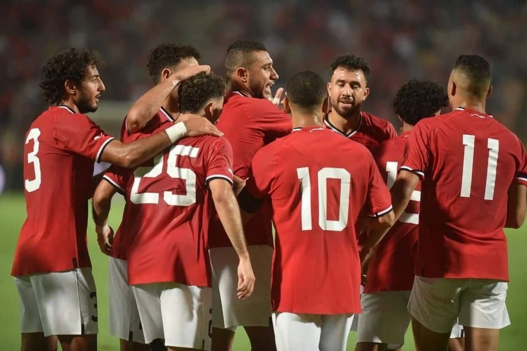 مصر تفتتح تصفيات كأس الأمم الأفريقية بفوز كبير على الرأس الأخضر حقق المنتخب المصري انتصاراً مريحاً على ضيفه منتخب الرأس الأخضر، بفوز 3-0 في المباراة التي أقيمت اليوم على ملعب القاهرة الدولي، ضمن منافسات الجولة الأولى من التصفيات المؤهلة لنهائيات كأس الأمم الأفريقية الـ35، التي ستُقام في المغرب بين 21 كانون الأول 2025 و18 كانون الثاني 2026. شهدت المباراة أداءً قوياً ومبشراً من منتخب الفراعنة، الذي استعاد بريقه بعد فترة من التراجع. قدم الفريق عرضاً مميزاً، حيث تمكن من تسجيل ثلاثة أهداف رائعة بفضل التنسيق الجيد بين لاعبيه. هذا الانتصار يعزز من موقف مصر في المجموعة الثالثة ويعطي دفعة قوية في بداية مشوار التصفيات. واستفاد المنتخب المصري من قوة هجومه وتنظيم دفاعه، مما سمح له بالتحكم في مجريات المباراة والضغط على دفاعات الرأس الأخضر. تألق لاعبو المنتخب المصري بتقديم أداء منظم ومبادر، مما أدى إلى تحقيق الفوز بأداء مقنع. هذه النتيجة تعزز من أمال المنتخب المصري في التأهل إلى النهائيات، وتظهر عزم الفريق على استعادة مكانته القارية بعد فوزه الأخير بكأس الأمم الأفريقية في عام 2010.