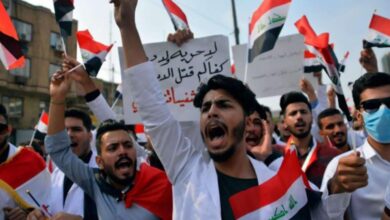 أزمة خريجي طب الأسنان في العراق تواجه مهنة طب الأسنان في العراق تحديات كبيرة بسبب تزايد أعداد الخريجين بشكل يفوق حاجة السوق، نتيجة لسياسات تخطيط غير مدروسة في فتح كليات طب الأسنان وزيادة أعداد القبول. نقابة أطباء الأسنان تحذر من انهيار المهنة، حيث تعجز الحكومة عن تطبيق قانون التدرج الطبي وتوفير فرص عمل لخريجي عام 2023، ما يفاقم الأزمة ويهدد مستقبل الآلاف من الخريجين المرتقبين.