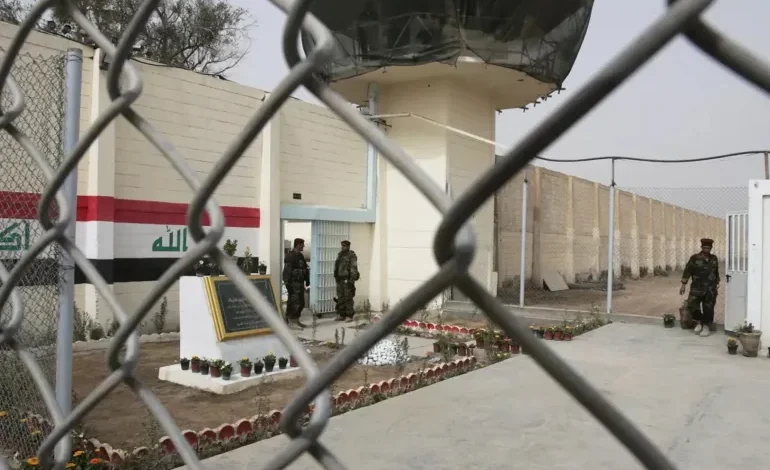 اعدام 21 شخصاً في العراق بتهم الإرهاب والقتل نفذت السلطات العراقية حكم الإعدام بحق 21 شخصاً، بينهم امرأة، مدانين بتهم الإرهاب والقتل. وجاء تنفيذ الأحكام وفق المادة 4 من قانون مكافحة الإرهاب. وتعد هذه أكبر حصيلة إعدامات في العراق خلال الأشهر الأخيرة. واجهت المحاكمات التي أصدرت هذه الأحكام انتقادات من منظمات حقوق الإنسان، التي اتهمت السلطات بسرعة المحاكمات وانتزاع اعترافات تحت التعذيب. وأشارت مصادر حقوقية إلى أن هذه الإعدامات قد ترقى إلى "جرائم ضد الإنسانية". في المقابل، دافعت الحكومة العراقية عن شرعية أحكامها، مشيرة إلى التزامها بمعايير حقوق الإنسان والدستور العراقي.