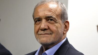 تقرير: ما حقيقة أن طهران "باعت" حزب الله؟ في خضم الأحداث المتسارعة على الساحة اللبنانية. ووسط التصعيد العسكري المستمر مع إسرائيل. جاء تصريح الرئيس الإيراني مسعود بزكشيان ليطرح تساؤلات جدية حول علاقة إيران بـ"حزب الله". حيث اعتبر بزكشيان. في تصريح مفاجئ. أن "حزب الله" لا يمتلك القدرة على مواجهة الإسرائيليين بمفرده. نظراً للدعم الكبير الذي يتلقاه الجيش الإسرائيلي من حلفائه. هذا التصريح أثار ضجة كبيرة. واعتُبر بمثابة دعوة للحزب إلى وقف المواجهات والتفاعل مع العروض المطروحة للحل.