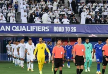 استقالات في الاتحاد الكويتي بعد فوضى مباراة العراق قدم عبدالعزيز السمحان، عضو مجلس إدارة الاتحاد الكويتي لكرة القدم، استقالته رسميًا السبت، عقب الفوضى التي شهدتها مباراة المنتخب الكويتي ضد العراق ضمن التصفيات الآسيوية المؤهلة لكأس العالم 2026. وبحسب مصادر، من المتوقع أن يستقيل جميع أعضاء الاتحاد في ذات اليوم. المباراة التي انتهت بالتعادل السلبي على استاد جابر الأحمد الدولي بالكويت شهدت اضطرابات، مما دفع الاتحاد لإيقاف الأمين العام ومدير العلاقات العامة والإعلام وإحالتهما للتحقيق. الاتحاد قدم اعتذارًا رسميًا للجماهير وأكد اتخاذه الإجراءات القانونية اللازمة ضد المقصرين.