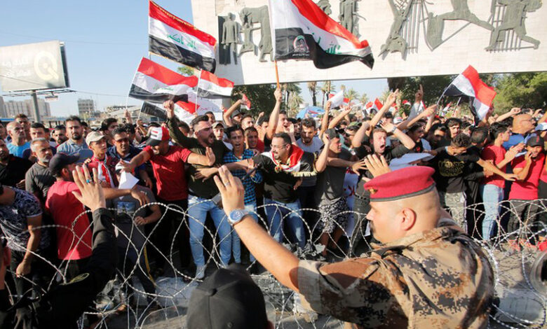 العراق وسوريا: عقدان من الأزمات وتراجع الديمقراطية بعد مرور 20 عامًا من الصراعات المستمرة والأزمات المتلاحقة، تواصل كل من العراق وسوريا معاناتهما في ظل تدهور الديمقراطية واستمرار الأوضاع غير المستقرة. كشف تقرير مؤشر الديمقراطية أن كلا البلدين يواجهان تحديات كبيرة تعيق تقدمهما نحو الاستقرار الديمقراطي. في العراق، ورغم مرور عقدين على الغزو الأمريكي، لا يزال الوضع الأمني والاقتصادي متدهورًا. البلد يعاني من العنف الطائفي، الفساد، وأزمات الطاقة، بالإضافة إلى تهديدات الميليشيات المسلحة والإرهاب. هذه العوامل تساهم في إبقاء العراق ضمن الدول التي تواجه تهديدات حقيقية على الديمقراطية، رغم تحسنه الطفيف مقارنة بالعام الماضي. أما سوريا، التي عانت من حرب أهلية مدمرة لأكثر من 10 سنوات، فقد أصبحت في المرتبة الأولى كأكثر دولة مهددة للديمقراطية عالميًا. استمرار العنف والصراعات الداخلية، إلى جانب الأزمات الإنسانية والاقتصادية، جعل الديمقراطية في سوريا شبه معدومة. استمرارية الأزمات تشير التوقعات إلى أن الديمقراطية في كلا البلدين ستظل رهينة للأزمات المستمرة ما لم يتم التوصل إلى حلول جذرية للصراعات الأمنية والسياسية، مع تحسين الأوضاع الاقتصادية والإنسانية.
