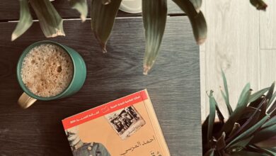 رواية "مغامرة على شرف الليدي ميتسي" – أحمد المرس تعتبر رواية "مغامرة على شرف الليدي ميتسي" للكاتب المصري أحمد المرس واحدة من الأعمال الأدبية المميزة التي تمزج بين الإثارة والغموض، حيث يأخذنا الكاتب في رحلة مشوقة مليئة بالتشويق والأحداث المثيرة. ملخص الرواية تدور أحداث الرواية حول شخصية الليدي ميتسي، وهي امرأة أرستقراطية بريطانية تعيش في القرن التاسع عشر. تواجه الليدي ميتسي خطرًا يهدد حياتها بعد أن تتورط في مؤامرة تتعلق بأسرار عائلتها. تُستدعى شخصية رئيسية في الرواية، مغامر شاب، للتحقيق في هذه الأحداث وحماية الليدي من الأعداء الذين يسعون لتهديد حياتها ومكانتها. تتسارع الأحداث حيث تتشابك الخيوط في إطار من الغموض، مما يجعل القارئ يتفاعل مع كل تطور في القصة. تتنقل الأحداث بين الأجواء الراقية للقصور البريطانية والشوارع الخلفية، حيث تتداخل السياسة والجرائم في عالم مليء بالمخاطر.