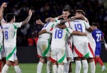 إيطاليا تحقق فوزاً مدوياً على فرنسا في "بارك دي برانس" في مباراة مثيرة ضمن منافسات المجموعة الثانية من المستوى الأول في دوري الأمم الأوروبية، ألحق المنتخب الإيطالي بفرنسا هزيمة قاسية على ملعب "بارك دي برانس" في باريس، بفوز كبير 3-1 يوم الجمعة. افتتح منتخب فرنسا التسجيل سريعاً في الدقيقة 13 عبر برادلي باركولا، الذي سجل أسرع هدف في تاريخ المنتخب الفرنسي. لكن إيطاليا لم تتأثر بالهدف المبكر، بل ردت بقوة على أرض الملعب. نجح منتخب إيطاليا في قلب النتيجة لصالحه بفضل تألق لاعبيه، حيث سجل فيديريكو ديماركو هدف التعادل في الدقيقة 30 بتسديدة رائعة من تمريرة ساندرو تونالي. ثم أضاف دافيدي فراتيزي الهدف الثاني لإيطاليا في الدقيقة 51، قبل أن يختتم جاكومو راسبادوري الثلاثية في الدقيقة 74 بعد استغلال خطأ دفاعي. على الرغم من محاولات فرنسا لتعزيز تقدمها، إلا أن إيطاليا أثبتت قوتها وسيطرتها في المباراة، وأظهرت مستوى عالياً من الأداء الدفاعي والهجومي. النتيجة تمنح إيطاليا دفعة معنوية كبيرة في المسابقة، وتعتبر هزيمة قوية لفرنسا التي تأمل في التعافي وتحسين أدائها في المباريات المقبلة. هذه الهزيمة تأتي بعد أداء متواضع لفرنسا في كأس أوروبا الأخيرة، وتعيد تسليط الضوء على الحاجة إلى إعادة تقييم الاستراتيجيات والتشكيلات استعداداً للمرحلة التالية من دوري الأمم الأوروبية.