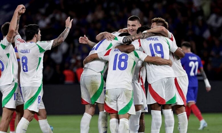 إيطاليا تحقق فوزاً مدوياً على فرنسا في "بارك دي برانس" في مباراة مثيرة ضمن منافسات المجموعة الثانية من المستوى الأول في دوري الأمم الأوروبية، ألحق المنتخب الإيطالي بفرنسا هزيمة قاسية على ملعب "بارك دي برانس" في باريس، بفوز كبير 3-1 يوم الجمعة. افتتح منتخب فرنسا التسجيل سريعاً في الدقيقة 13 عبر برادلي باركولا، الذي سجل أسرع هدف في تاريخ المنتخب الفرنسي. لكن إيطاليا لم تتأثر بالهدف المبكر، بل ردت بقوة على أرض الملعب. نجح منتخب إيطاليا في قلب النتيجة لصالحه بفضل تألق لاعبيه، حيث سجل فيديريكو ديماركو هدف التعادل في الدقيقة 30 بتسديدة رائعة من تمريرة ساندرو تونالي. ثم أضاف دافيدي فراتيزي الهدف الثاني لإيطاليا في الدقيقة 51، قبل أن يختتم جاكومو راسبادوري الثلاثية في الدقيقة 74 بعد استغلال خطأ دفاعي. على الرغم من محاولات فرنسا لتعزيز تقدمها، إلا أن إيطاليا أثبتت قوتها وسيطرتها في المباراة، وأظهرت مستوى عالياً من الأداء الدفاعي والهجومي. النتيجة تمنح إيطاليا دفعة معنوية كبيرة في المسابقة، وتعتبر هزيمة قوية لفرنسا التي تأمل في التعافي وتحسين أدائها في المباريات المقبلة. هذه الهزيمة تأتي بعد أداء متواضع لفرنسا في كأس أوروبا الأخيرة، وتعيد تسليط الضوء على الحاجة إلى إعادة تقييم الاستراتيجيات والتشكيلات استعداداً للمرحلة التالية من دوري الأمم الأوروبية.