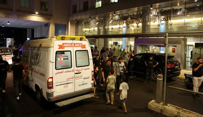 انفجارات "البيجر" في لبنان: تفصيل الحادث وتأثيره تفاصيل الحادث شهد لبنان، يوم الثلاثاء، سلسلة تفجيرات مدمرة استهدفت أجهزة الاستدعاء "البيجر" المستخدمة من قبل حزب الله. أسفرت الانفجارات عن مقتل 12 شخصًا، بينهم فتاة في الثامنة من عمرها، وإصابة حوالي 2800 آخرين، مع وجود 150 مصابًا في حالة حرجة. الهجوم والإتهامات أفادت التقارير أن التفجيرات طالت عدة مناطق، خاصة الضاحية الجنوبية لبيروت وبلدتي علي النهري ورياق. وأشارت صحيفة نيويورك تايمز إلى أن إسرائيل قد تكون وراء الهجوم، إذ زُرعت المتفجرات في الأجهزة المستوردة. من جانبها، أكدت CNN أن الأجهزة انفجرت بعد تلقي رسالة. تداعيات الصراع يُعتبر هذا الهجوم بداية لتصعيد في الصراع الإقليمي. يشير الخبير الاستراتيجي سمير راغب إلى أن الهجوم يكشف عن خلل كبير لدى حزب الله وقد يكون تمهيدًا لتصعيد أكبر. هذا التصعيد قد يؤثر على جهود التفاوض لوقف إطلاق النار في غزة ويؤدي إلى توسيع الصراع في المنطقة. الاستجابة والتحليل تشير التوقعات إلى أن هذا الهجوم قد يكون مقدمة لضربات أكبر على الضاحية الجنوبية، مما يزيد من تعقيد الوضع في المنطقة ويعزز من احتمال تصعيد الصراع الإقليمي
