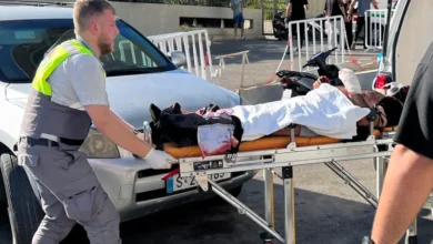 تفجيرات أجهزة الاتصال تكشف ضعف البنية الأمنية لحزب الله: خسائر فادحة في الأرواح والمعدات أحدثت تفجيرات متزامنة لأجهزة البيجر والـ"ووكي توكي" الخاصة بحزب الله صدمة كبيرة، كاشفة عن ضعف في المنظومة الأمنية للحزب. الانفجارات، التي أسفرت عن مقتل العشرات وإصابة الآلاف، أكدت اختراقًا خطيرًا لصفوف الحزب من قبل الموساد الإسرائيلي. هذه الحادثة أثارت تساؤلات حول قدرة الحزب على تأمين اتصالاته ومنظومته اللوجستية، خاصة في ظل تورط أطراف دولية في صفقات مشبوهة أدت إلى هذه الخسائر البشرية والمادية الكبيرة.