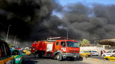 العراق يشهد انخفاضاً غير مسبوق في الحرائق بنسبة 55% أعلنت وزارة الداخلية العراقية، يوم الأربعاء 11 أيلول/سبتمبر 2024، عن تراجع كبير في عدد الحرائق بنسبة 55% مقارنةً بالعام الماضي. وصرح المتحدث باسم الوزارة، مقداد ميري، خلال مؤتمر صحفي في بغداد، بأن البلاد شهدت 16 ألف حادث حريق في عام 2023، في حين انخفض العدد بشكل ملحوظ ليصل إلى 8850 حادثًا خلال الأشهر الثمانية الأولى من هذا العام. دعم حكومي مكثف أرجع ميري هذا الانخفاض إلى الدعم الكبير الذي قدمته الحكومة لمديرية الدفاع المدني، والذي شمل تزويدها بمعدات جديدة، مثل عجلات وزوارق إنقاذ، بالإضافة إلى تركيب 300 صافرة إنذار في بغداد. كما أشار إلى أن هذه التجهيزات تمت بناءً على توجيهات رئيس مجلس الوزراء، مع تخصيص موارد إضافية لتعزيز قدرات الدفاع المدني في مواجهة الحرائق.