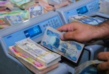 ومع استمرار الأزمة المالية، تتزايد المخاوف من تداعيات اجتماعية واقتصادية أوسع، في حال عجز الحكومة عن إيجاد حلول عاجلة لأزمة السيولة. ويرى مراقبون أن ضمان صرف الرواتب في مواعيدها يمثل اختبارًا حقيقيًا لقدرة الحكومة على إدارة الملف الاقتصادي، في وقت يطالب فيه المواطنون بإجراءات إصلاحية فعلية تعالج جذور الأزمة وتحدّ من تكرارها.