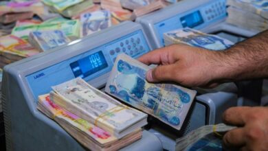 "تراجع أسعار النفط يعرض الاقتصاد العراقي لتحديات مالية جسيمة" شهدت أسعار النفط العالمية انخفاضًا حادًا إلى 70 دولارًا للبرميل، وهو ما يهدد الاستقرار الاقتصادي للعراق بشكل كبير. تعتمد البلاد بشكل كبير على عائدات النفط، ومع تراجع الأسعار، يواجه الاقتصاد العراقي ضغوطًا مالية متزايدة، مما قد يؤدي إلى أزمة في تمويل الرواتب والخدمات العامة.