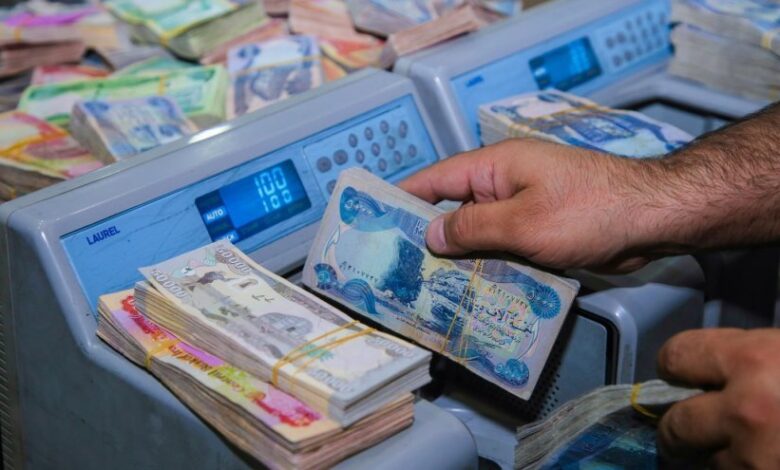 "تراجع أسعار النفط يعرض الاقتصاد العراقي لتحديات مالية جسيمة" شهدت أسعار النفط العالمية انخفاضًا حادًا إلى 70 دولارًا للبرميل، وهو ما يهدد الاستقرار الاقتصادي للعراق بشكل كبير. تعتمد البلاد بشكل كبير على عائدات النفط، ومع تراجع الأسعار، يواجه الاقتصاد العراقي ضغوطًا مالية متزايدة، مما قد يؤدي إلى أزمة في تمويل الرواتب والخدمات العامة.