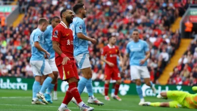 ليفربول يسعى للتعاقد مع رودريغو لتعويض صلاح ذكرت وسائل إعلام إسبانية أن ليفربول يستعد لتقديم عرض بقيمة 100 مليون يورو لضم البرازيلي رودريغو، لاعب ريال مدريد، كبديل محتمل لمحمد صلاح. عقد صلاح ينتهي في يونيو المقبل، ولم يبدأ النادي بعد في مفاوضات التجديد، مما يزيد من احتمالية رحيله بعد هذا الموسم. المدرب الهولندي آرني سلوت يعتبر رودريغو الخيار الأمثل لتعزيز خط الهجوم. رودريغو، الذي لعب 225 مباراة مع ريال مدريد وسجل 57 هدفًا، قد يكون متاحًا للبيع إذا وافق الريال على العرض المرتفع.
