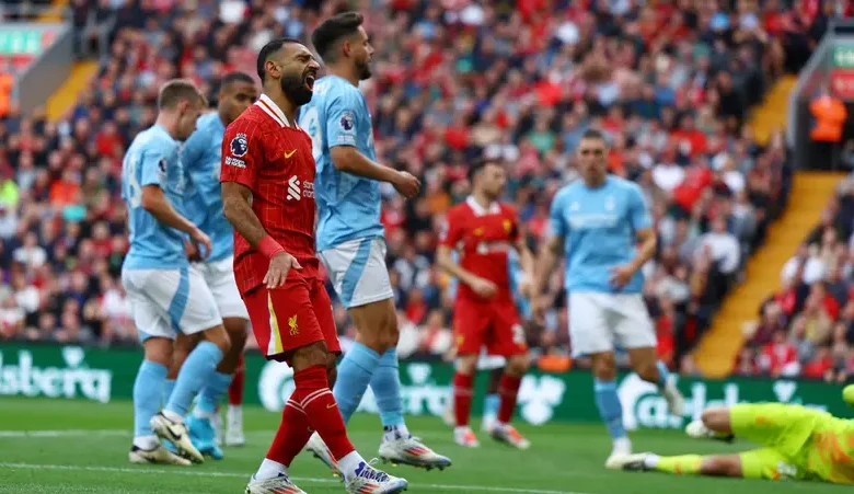 ليفربول يسعى للتعاقد مع رودريغو لتعويض صلاح ذكرت وسائل إعلام إسبانية أن ليفربول يستعد لتقديم عرض بقيمة 100 مليون يورو لضم البرازيلي رودريغو، لاعب ريال مدريد، كبديل محتمل لمحمد صلاح. عقد صلاح ينتهي في يونيو المقبل، ولم يبدأ النادي بعد في مفاوضات التجديد، مما يزيد من احتمالية رحيله بعد هذا الموسم. المدرب الهولندي آرني سلوت يعتبر رودريغو الخيار الأمثل لتعزيز خط الهجوم. رودريغو، الذي لعب 225 مباراة مع ريال مدريد وسجل 57 هدفًا، قد يكون متاحًا للبيع إذا وافق الريال على العرض المرتفع.
