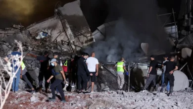 لحرب التي شنها «حزب الله» على لبنان في الثامن من أكتوبر الماضي، بعد يوم واحد من هجوم «طوفان الأقصى» الذي نفذته حركة «حماس» على مستوطنات إسرائيلية حول غزة، تطرح العديد من التساؤلات حول الدوافع والأهداف التي قد تدفع بحزب لبناني إلى الدخول في صراع لا يخدم مصلحة لبنان. في الواقع، يبدو أن قرار فتح جبهة جديدة في جنوب لبنان جاء بناءً على أجندة إيرانية بحتة، وليس لحماية أو دعم مصالح لبنان. لماذا شن «حزب الله» الحرب؟ الهجوم الذي شنه «حزب الله» لم يكن له أي منطق عسكري أو سياسي يرتبط بمصلحة لبنان الوطنية. فالحرب لم تُبادر بها إسرائيل، ولم يكن هناك تهديد وشيك على الأراضي اللبنانية يستدعي الرد. في الواقع، دخل الحزب في حرب على خلفية صراع آخر يدور في غزة، بعيداً عن لبنان وجغرافيته. السؤال الجوهري هنا هو: كيف يمكن لطرف لبناني، يمثل الفصيل الوحيد المسلح في البلد، أن يربط مصير لبنان بمصير غزة؟ هذا السؤال يعكس الواقع المعقد الذي فرضه «حزب الله» على لبنان، حيث أصبح البلد رهينة لأجندات خارجية، وبالتحديد الأجندة الإيرانية. الأجندة الإيرانية و«حزب الله»
