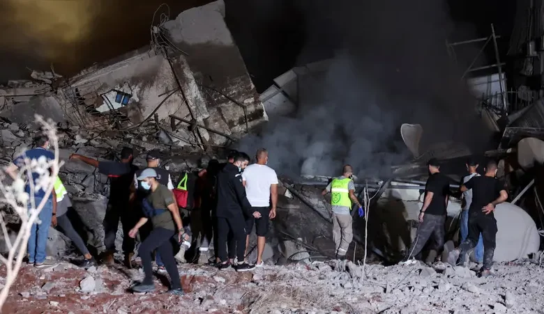 لحرب التي شنها «حزب الله» على لبنان في الثامن من أكتوبر الماضي، بعد يوم واحد من هجوم «طوفان الأقصى» الذي نفذته حركة «حماس» على مستوطنات إسرائيلية حول غزة، تطرح العديد من التساؤلات حول الدوافع والأهداف التي قد تدفع بحزب لبناني إلى الدخول في صراع لا يخدم مصلحة لبنان. في الواقع، يبدو أن قرار فتح جبهة جديدة في جنوب لبنان جاء بناءً على أجندة إيرانية بحتة، وليس لحماية أو دعم مصالح لبنان. لماذا شن «حزب الله» الحرب؟ الهجوم الذي شنه «حزب الله» لم يكن له أي منطق عسكري أو سياسي يرتبط بمصلحة لبنان الوطنية. فالحرب لم تُبادر بها إسرائيل، ولم يكن هناك تهديد وشيك على الأراضي اللبنانية يستدعي الرد. في الواقع، دخل الحزب في حرب على خلفية صراع آخر يدور في غزة، بعيداً عن لبنان وجغرافيته. السؤال الجوهري هنا هو: كيف يمكن لطرف لبناني، يمثل الفصيل الوحيد المسلح في البلد، أن يربط مصير لبنان بمصير غزة؟ هذا السؤال يعكس الواقع المعقد الذي فرضه «حزب الله» على لبنان، حيث أصبح البلد رهينة لأجندات خارجية، وبالتحديد الأجندة الإيرانية. الأجندة الإيرانية و«حزب الله»