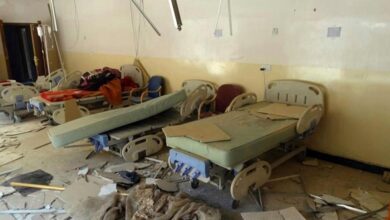 وزارة الصحة العراقية تفرض رسومًا جديدة على الخدمات الطبية اعتبارًا من تشرين الأول المقبل أعلنت وزارة الصحة العراقية اليوم الأحد، 22 أيلول 2024، عن فرض رسوم مالية جديدة على الخدمات الطبية المقدمة في مؤسساتها الحكومية، على أن يبدأ العمل بها اعتبارًا من الأول من تشرين الأول المقبل. يأتي هذا القرار بناءً على توجيهات هيئة الرأي في الوزارة، بهدف تحسين جودة الخدمات الصحية وتوفير المستلزمات الضرورية للمستشفيات والمراكز الصحية. وتتضمن الرسوم الجديدة تحديد سعر بطاقة المراجعة في مراكز الرعاية الصحية الأولية بـ 1000 دينار، وفي العيادات الاستشارية والعيادات الخارجية في المستشفيات والمراكز التخصصية بـ 3000 دينار. كما حدد القرار سعر الوصفة الطبية في الصيدليات التابعة للمؤسسات بـ 1000 دينار. وأشار القرار إلى أن مراجعة الطوارئ ستبقى مجانية، في حين تم تحديد أجرة الرقود في المستشفيات العامة والتخصصية بـ 10,000 دينار لمرة واحدة فقط، بصرف النظر عن مدة الإقامة، بما في ذلك مستشفيات علاج الأورام والأمراض السرطانية. من جانب آخر، أكدت الوزارة على ضرورة وضع لوحات إعلانية في المستشفيات توضح الفروقات بين التكلفة الحقيقية والخدمات المقدمة، مع البدء بحملات توعوية لتعريف المواطنين بالرسوم الجديدة وأوقات الزيارة الخاصة بالمرضى الراقدين.