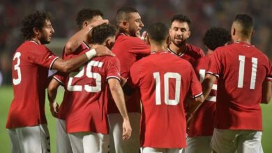 مصر تفتتح تصفيات كأس الأمم الأفريقية بفوز كبير على الرأس الأخضر حقق المنتخب المصري انتصاراً مريحاً على ضيفه منتخب الرأس الأخضر، بفوز 3-0 في المباراة التي أقيمت اليوم على ملعب القاهرة الدولي، ضمن منافسات الجولة الأولى من التصفيات المؤهلة لنهائيات كأس الأمم الأفريقية الـ35، التي ستُقام في المغرب بين 21 كانون الأول 2025 و18 كانون الثاني 2026. شهدت المباراة أداءً قوياً ومبشراً من منتخب الفراعنة، الذي استعاد بريقه بعد فترة من التراجع. قدم الفريق عرضاً مميزاً، حيث تمكن من تسجيل ثلاثة أهداف رائعة بفضل التنسيق الجيد بين لاعبيه. هذا الانتصار يعزز من موقف مصر في المجموعة الثالثة ويعطي دفعة قوية في بداية مشوار التصفيات. واستفاد المنتخب المصري من قوة هجومه وتنظيم دفاعه، مما سمح له بالتحكم في مجريات المباراة والضغط على دفاعات الرأس الأخضر. تألق لاعبو المنتخب المصري بتقديم أداء منظم ومبادر، مما أدى إلى تحقيق الفوز بأداء مقنع. هذه النتيجة تعزز من أمال المنتخب المصري في التأهل إلى النهائيات، وتظهر عزم الفريق على استعادة مكانته القارية بعد فوزه الأخير بكأس الأمم الأفريقية في عام 2010.
