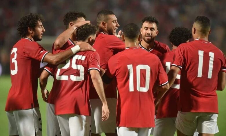 مصر تفتتح تصفيات كأس الأمم الأفريقية بفوز كبير على الرأس الأخضر حقق المنتخب المصري انتصاراً مريحاً على ضيفه منتخب الرأس الأخضر، بفوز 3-0 في المباراة التي أقيمت اليوم على ملعب القاهرة الدولي، ضمن منافسات الجولة الأولى من التصفيات المؤهلة لنهائيات كأس الأمم الأفريقية الـ35، التي ستُقام في المغرب بين 21 كانون الأول 2025 و18 كانون الثاني 2026. شهدت المباراة أداءً قوياً ومبشراً من منتخب الفراعنة، الذي استعاد بريقه بعد فترة من التراجع. قدم الفريق عرضاً مميزاً، حيث تمكن من تسجيل ثلاثة أهداف رائعة بفضل التنسيق الجيد بين لاعبيه. هذا الانتصار يعزز من موقف مصر في المجموعة الثالثة ويعطي دفعة قوية في بداية مشوار التصفيات. واستفاد المنتخب المصري من قوة هجومه وتنظيم دفاعه، مما سمح له بالتحكم في مجريات المباراة والضغط على دفاعات الرأس الأخضر. تألق لاعبو المنتخب المصري بتقديم أداء منظم ومبادر، مما أدى إلى تحقيق الفوز بأداء مقنع. هذه النتيجة تعزز من أمال المنتخب المصري في التأهل إلى النهائيات، وتظهر عزم الفريق على استعادة مكانته القارية بعد فوزه الأخير بكأس الأمم الأفريقية في عام 2010.