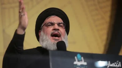 حزب الله يعلن مقتل حسن نصر الله ويؤكد استمراره في القتال ضد إسرائيل أعلن حزب الله اللبناني، اليوم السبت، عن مقتل أمينه العام، حسن نصر الله، متعهدًا بمواصلة القتال من أجل دعم غزة وفلسطين والدفاع عن لبنان. ووصف الحزب مقتله بأنه "حقق أغلى أمانيه" في سياق دفاعه عن القضية الفلسطينية. تأتي هذه التطورات بعد غارات إسرائيلية عنيفة استهدفت المربع الأمني للحزب في الضاحية الجنوبية لبيروت، حيث أفادت مصادر إسرائيلية بمقتل نصر الله وعدد من القادة الكبار. وشهدت المنطقة دمارًا هائلًا، مما أثار تساؤلات حول مدى الخرق الأمني في صفوف الحزب. من جهتها، نعت حركة حماس نصر الله، محملة إسرائيل مسؤولية تداعيات اغتياله على المنطقة.