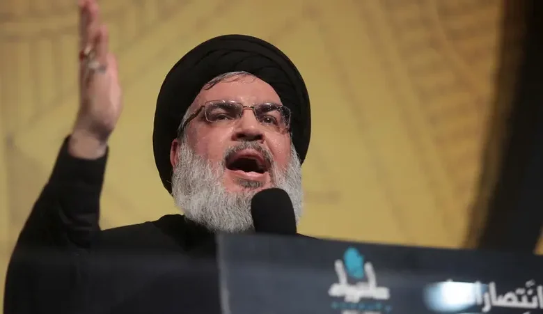 حزب الله يعلن مقتل حسن نصر الله ويؤكد استمراره في القتال ضد إسرائيل أعلن حزب الله اللبناني، اليوم السبت، عن مقتل أمينه العام، حسن نصر الله، متعهدًا بمواصلة القتال من أجل دعم غزة وفلسطين والدفاع عن لبنان. ووصف الحزب مقتله بأنه "حقق أغلى أمانيه" في سياق دفاعه عن القضية الفلسطينية. تأتي هذه التطورات بعد غارات إسرائيلية عنيفة استهدفت المربع الأمني للحزب في الضاحية الجنوبية لبيروت، حيث أفادت مصادر إسرائيلية بمقتل نصر الله وعدد من القادة الكبار. وشهدت المنطقة دمارًا هائلًا، مما أثار تساؤلات حول مدى الخرق الأمني في صفوف الحزب. من جهتها، نعت حركة حماس نصر الله، محملة إسرائيل مسؤولية تداعيات اغتياله على المنطقة.