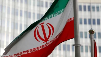 هل تخلت إيران عن "وحدة الساحات" بعد 7 أكتوبر؟ منذ بداية الصراع بين إسرائيل وحماس في 7 أكتوبر 2023، برزت تساؤلات حول موقف إيران من مبدأ "وحدة الساحات"، الذي كان يمثل استراتيجية متكاملة لتعزيز المقاومة في مختلف جبهات الصراع. رغم دعمها المستمر لحماس وحزب الله، فإن طهران لم تتخذ خطوات عسكرية فعلية، مما يعكس تحولًا في استراتيجيتها. تصريحات المسؤولين الإيرانيين تأتي بلغة تصالحية، تؤكد عدم رغبتهم في الانجرار إلى حرب شاملة مع إسرائيل. يبدو أن إيران تسعى إلى تحقيق توازن بين دعم فصائل المقاومة وبين تجنب التصعيد، خاصةً في ظل الأوضاع الاقتصادية الصعبة التي تعاني منها. الحديث عن "الاستقلالية" في مقاومة الاحتلال يظل محوريًا، حيث تؤكد إيران دعمها للحق الفلسطيني. ومع ذلك، فإن تراجع التصعيد على الأرض يعكس رغبة طهران في الابتعاد عن حرب مفتوحة قد تؤدي إلى عواقب غير محمودة، وتعيق جهودها لإحياء الاتفاق النووي مع الغرب. في ظل هذه الديناميات، يبقى التساؤل مطروحًا: هل فقدت إيران حقًا زخم "وحدة الساحات"، أم أنها تعيد صياغة استراتيجيتها في إطار جديد يتلاءم مع التحديات الراهنة؟
