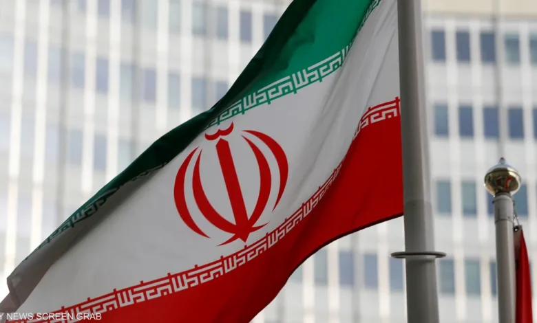 هل تخلت إيران عن "وحدة الساحات" بعد 7 أكتوبر؟ منذ بداية الصراع بين إسرائيل وحماس في 7 أكتوبر 2023، برزت تساؤلات حول موقف إيران من مبدأ "وحدة الساحات"، الذي كان يمثل استراتيجية متكاملة لتعزيز المقاومة في مختلف جبهات الصراع. رغم دعمها المستمر لحماس وحزب الله، فإن طهران لم تتخذ خطوات عسكرية فعلية، مما يعكس تحولًا في استراتيجيتها. تصريحات المسؤولين الإيرانيين تأتي بلغة تصالحية، تؤكد عدم رغبتهم في الانجرار إلى حرب شاملة مع إسرائيل. يبدو أن إيران تسعى إلى تحقيق توازن بين دعم فصائل المقاومة وبين تجنب التصعيد، خاصةً في ظل الأوضاع الاقتصادية الصعبة التي تعاني منها. الحديث عن "الاستقلالية" في مقاومة الاحتلال يظل محوريًا، حيث تؤكد إيران دعمها للحق الفلسطيني. ومع ذلك، فإن تراجع التصعيد على الأرض يعكس رغبة طهران في الابتعاد عن حرب مفتوحة قد تؤدي إلى عواقب غير محمودة، وتعيق جهودها لإحياء الاتفاق النووي مع الغرب. في ظل هذه الديناميات، يبقى التساؤل مطروحًا: هل فقدت إيران حقًا زخم "وحدة الساحات"، أم أنها تعيد صياغة استراتيجيتها في إطار جديد يتلاءم مع التحديات الراهنة؟