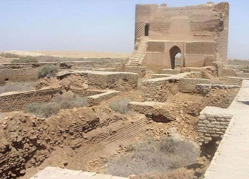 العراق: اكتشافات أثرية مستمرة وصعوبات في الحماية يشهد العراق حاليًا نشاطًا تنقيبيًا مكثفًا، حيث تعمل 40 بعثة تنقيبية في مختلف المواقع الأثرية لاكتشاف المزيد من كنوز بلاد الرافدين المدفونة. ورغم تحديد 15 ألف موقع أثري حتى الآن، إلا أن الجهود لم تتوقف لكشف المزيد من المواقع التي يمكن أن تضيف فصولًا جديدة لتاريخ هذه الأرض العريقة. وتسعى وزارة الثقافة والسياحة والآثار إلى إدراج مواقع أثرية جديدة ضمن لائحة التراث العالمي، فيما تواجه تحديات كبيرة في حماية هذه المواقع نتيجة الوضع الأمني غير المستقر ونقص الموارد. وبالرغم من تقديم طلبات لضم مواقع مهمة مثل بابل وأور وسامراء، إلا أن جهود الإدراج واجهت تعقيدات كبيرة. محافظة الأنبار مثال حي على الإمكانات الأثرية الكبيرة التي تنتظر التنقيب، إذ تحتضن مئات المواقع غير المستكشفة بعد، إلى جانب مواقع بارزة مثل مدينة الهاشمية العباسية وخدام الآشورية. لكن التحدي الأكبر يظل في توفير الحماية والتمويل الكافي لحفظ هذا التراث من الضياع. ومع استمرار التعاون بين الحكومة العراقية والمنظمات الدولية، يأمل المعنيون بأن تشهد السنوات المقبلة تحسنًا في حماية المواقع الأثرية، مما يعزز من مكانة العراق كمركز حضاري وسياحي يعيد إحياء تاريخه العريق.