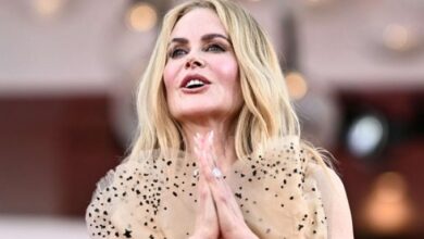 في مهرجان البندقية السينمائي، حصدت النجمة الأسترالية الأمريكية نيكول كيدمان جائزة أفضل ممثلة عن دورها في فيلم "بايبي غيرل". غابت كيدمان عن حفل الختام بسبب وفاة والدتها، وأرسلت رسالة مؤثرة تلتها مخرجة الفيلم هالينا رين على المسرح، حيث كرّمت والدتها الراحلة وأهدتها الجائزة.