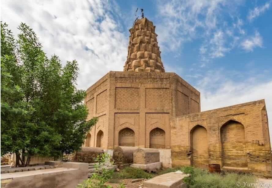 انتقادات حادة لأعمال ترميم مسجد وضريح زمرد خاتون في بغداد أعرب دعاة حماية التراث العراقي عن استيائهم الشديد من أعمال ترميم مسجد وضريح زمرد خاتون، الذي يُعتبر واحدًا من أقدم المعالم التاريخية في وسط بغداد، وفقًا لما نشره موقع "news.artnet". يعود تاريخ بناء المسجد إلى أوائل القرن الثالث عشر، ويضم أقدم مئذنة متبقية في العاصمة، حيث تعرض الموقع لعقود من الإهمال والأضرار نتيجة العقوبات والغزو الأمريكي للعراق.