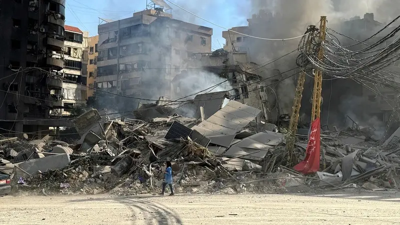 إسرائيل تؤكد مقتل قائد منظومة الاتصالات في حزب الله وسط تجدد القصف على الضاحية الجنوبية لبيروت شهدت الضاحية الجنوبية لبيروت، صباح الجمعة، قصفًا عنيفًا من البوارج الحربية الإسرائيلية، بعد ليلة من أعنف الغارات التي استهدفت مواقع تابعة لحزب الله، وفقًا لما نقله مراسل "العربية" و"الحدث". ووسط غموض حول مصير القيادي البارز في حزب الله، هاشم صفي الدين، أعلنت إسرائيل اليوم أنها استهدفت "مقر مخابرات حزب الله" خلال ضربات الأمس. وفي سياق متصل، أكد الجيش الإسرائيلي مقتل محمد رشيد سكافي، قائد منظومة الاتصالات في حزب الله، خلال الهجمات التي وقعت أمس الخميس. هذه الهجمات تأتي في ظل توتر شديد بين إسرائيل وحزب الله، لا سيما مع تصاعد الضربات العسكرية المتبادلة بين الطرفين.