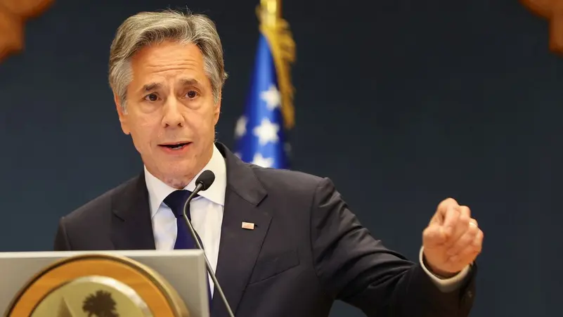 الولايات المتحدة تدعم جهود الدولة اللبنانية لفرض سيادتها في مواجهة حزب الله أعرب وزير الخارجية الأميركي، أنتوني بلينكن، عن دعم الولايات المتحدة للجهود التي تبذلها الحكومة اللبنانية لتعزيز سيادتها في مواجهة حزب الله. وجاءت تصريحات بلينكن في خضم محادثات دولية لوقف التصعيد بين إسرائيل وحزب الله، فيما تستمر الولايات المتحدة بالتنسيق مع فرنسا لتحقيق تهدئة مؤقتة في المنطقة. خلال تصريحاته عقب قمة لبلدان جنوب شرق آسيا في لاوس، أكد بلينكن على أهمية أن تتولى الحكومة اللبنانية زمام الأمور، مشددًا على "مصلحة قوية لدى الشعب اللبناني في أن تفرض الدولة سيادتها وتتولى زمام المسؤولية عن البلاد ومستقبلها." كما أشار إلى رغبة الولايات المتحدة ودول أخرى في تقديم المساعدة للبنان في هذا السياق.