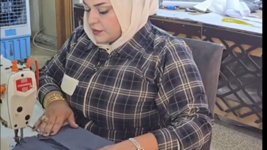 تقرير عن سناء "وردة" – سيدة الخياطة البغدادية مقدمة سناء، المعروفة بلقب "وردة"، هي سيدة بغدادية تحمل خبرة تمتد لعقدين في فن الخياطة. انتقلت من بغداد إلى أربيل عام 2014، ومن ثم استقرت في الموصل، حيث أصبحت رمزًا للالتزام والمبادرة المجتمعية من خلال جهودها في تدريب الفتيات مجانًا على فنون الخياطة. رحلة الخياطة بدأت سناء مسيرتها في عالم الخياطة منذ أن كانت في الرابعة عشرة من عمرها في بغداد. انتقلت بعد ذلك إلى أربيل، حيث افتتحت معهدًا خاصًا لتعليم فنون الخياطة. ومع مرور الوقت، أصبحت لديها قدرة على تقديم دروس عملية ونظرية، تتضمن دورات فيديوية ودروسًا حضورية.
