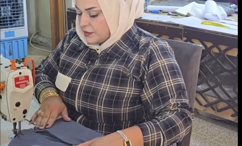 تقرير عن سناء "وردة" – سيدة الخياطة البغدادية مقدمة سناء، المعروفة بلقب "وردة"، هي سيدة بغدادية تحمل خبرة تمتد لعقدين في فن الخياطة. انتقلت من بغداد إلى أربيل عام 2014، ومن ثم استقرت في الموصل، حيث أصبحت رمزًا للالتزام والمبادرة المجتمعية من خلال جهودها في تدريب الفتيات مجانًا على فنون الخياطة. رحلة الخياطة بدأت سناء مسيرتها في عالم الخياطة منذ أن كانت في الرابعة عشرة من عمرها في بغداد. انتقلت بعد ذلك إلى أربيل، حيث افتتحت معهدًا خاصًا لتعليم فنون الخياطة. ومع مرور الوقت، أصبحت لديها قدرة على تقديم دروس عملية ونظرية، تتضمن دورات فيديوية ودروسًا حضورية.