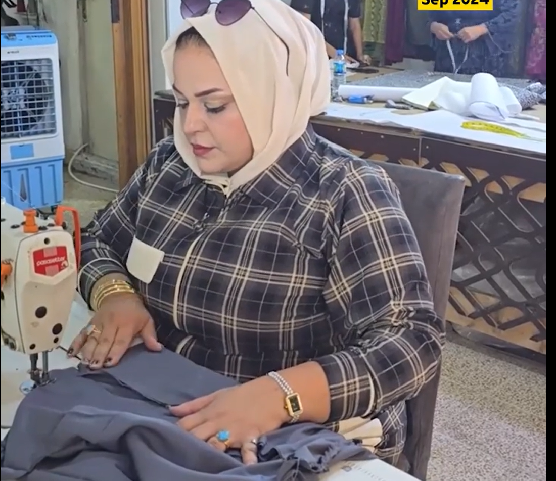 تقرير عن سناء "وردة" – سيدة الخياطة البغدادية مقدمة سناء، المعروفة بلقب "وردة"، هي سيدة بغدادية تحمل خبرة تمتد لعقدين في فن الخياطة. انتقلت من بغداد إلى أربيل عام 2014، ومن ثم استقرت في الموصل، حيث أصبحت رمزًا للالتزام والمبادرة المجتمعية من خلال جهودها في تدريب الفتيات مجانًا على فنون الخياطة. رحلة الخياطة بدأت سناء مسيرتها في عالم الخياطة منذ أن كانت في الرابعة عشرة من عمرها في بغداد. انتقلت بعد ذلك إلى أربيل، حيث افتتحت معهدًا خاصًا لتعليم فنون الخياطة. ومع مرور الوقت، أصبحت لديها قدرة على تقديم دروس عملية ونظرية، تتضمن دورات فيديوية ودروسًا حضورية.