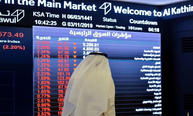 الأسواق العربية تواصل انخفاضها مع تصاعد التوترات في المنطقة واصلت أسواق المال العربية تراجعها، اليوم الأحد، حيث سجلت معظم البورصات انخفاضات ملحوظة نتيجة للتوترات السياسية المتصاعدة في المنطقة. وكانت الأسواق قد بدأت بالتراجع منذ يوم الأربعاء الماضي، بعد إطلاق إيران وابلاً من الصواريخ على الكيان الصهيوني، مما زاد من قلق المستثمرين ودفعهم إلى تجنب المخاطر.