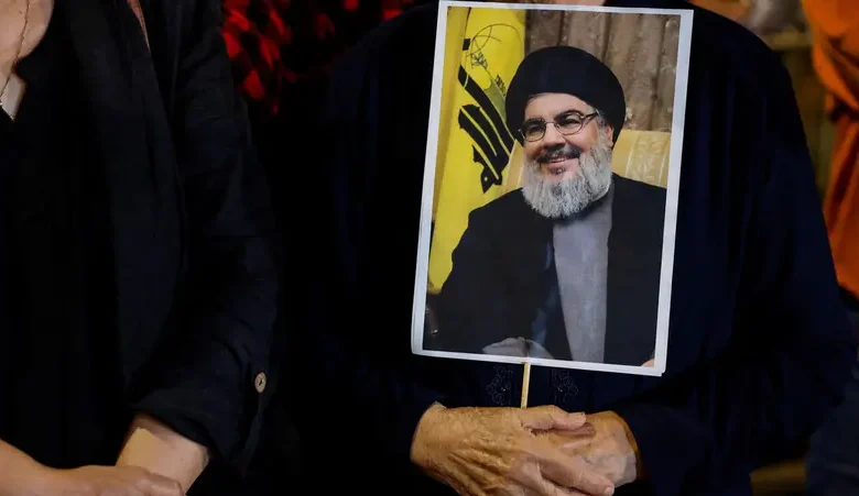 حسن نصرالله دُفن في مكان "سري" بانتظار ظروف مناسبة لتشييعه كشف مصدر مقرّب من حزب الله اللبناني لوكالة فرانس برس، أن الأمين العام للحزب حسن نصرالله، الذي قُتل في غارات إسرائيلية قبل أسبوع، دُفن "مؤقتًا كوديعة" في مكان "سري"، نظرًا لصعوبة تنظيم تشييعه بشكل شعبي نتيجة التهديدات الإسرائيلية. وأوضح المصدر، الذي طلب عدم الكشف عن هويته، أن "نصرالله دُفن بشكل مؤقت كوديعة في مكان سري، في انتظار توافر الظروف الملائمة لتشييع جماهيري، وذلك خشية من تهديدات إسرائيلية باستهداف المشيعين ومكان دفنه".