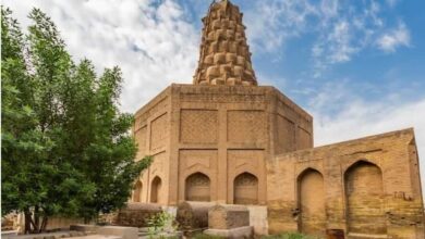 انتقادات حادة لأعمال ترميم مسجد وضريح زمرد خاتون في بغداد أعرب دعاة حماية التراث العراقي عن استيائهم الشديد من أعمال ترميم مسجد وضريح زمرد خاتون، الذي يُعتبر واحدًا من أقدم المعالم التاريخية في وسط بغداد، وفقًا لما نشره موقع "news.artnet". يعود تاريخ بناء المسجد إلى أوائل القرن الثالث عشر، ويضم أقدم مئذنة متبقية في العاصمة، حيث تعرض الموقع لعقود من الإهمال والأضرار نتيجة العقوبات والغزو الأمريكي للعراق.