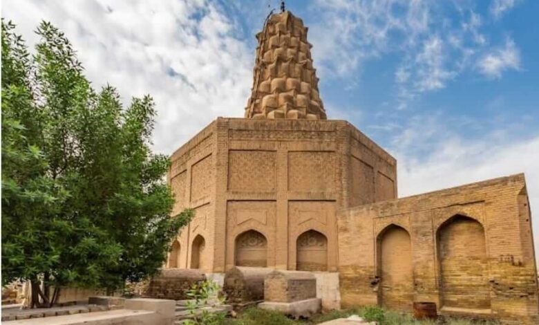 انتقادات حادة لأعمال ترميم مسجد وضريح زمرد خاتون في بغداد أعرب دعاة حماية التراث العراقي عن استيائهم الشديد من أعمال ترميم مسجد وضريح زمرد خاتون، الذي يُعتبر واحدًا من أقدم المعالم التاريخية في وسط بغداد، وفقًا لما نشره موقع "news.artnet". يعود تاريخ بناء المسجد إلى أوائل القرن الثالث عشر، ويضم أقدم مئذنة متبقية في العاصمة، حيث تعرض الموقع لعقود من الإهمال والأضرار نتيجة العقوبات والغزو الأمريكي للعراق.