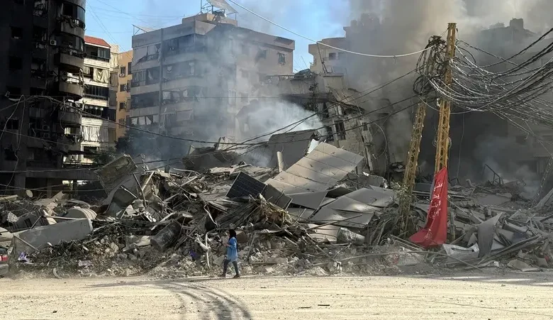 إسرائيل تؤكد مقتل قائد منظومة الاتصالات في حزب الله وسط تجدد القصف على الضاحية الجنوبية لبيروت شهدت الضاحية الجنوبية لبيروت، صباح الجمعة، قصفًا عنيفًا من البوارج الحربية الإسرائيلية، بعد ليلة من أعنف الغارات التي استهدفت مواقع تابعة لحزب الله، وفقًا لما نقله مراسل "العربية" و"الحدث". ووسط غموض حول مصير القيادي البارز في حزب الله، هاشم صفي الدين، أعلنت إسرائيل اليوم أنها استهدفت "مقر مخابرات حزب الله" خلال ضربات الأمس. وفي سياق متصل، أكد الجيش الإسرائيلي مقتل محمد رشيد سكافي، قائد منظومة الاتصالات في حزب الله، خلال الهجمات التي وقعت أمس الخميس. هذه الهجمات تأتي في ظل توتر شديد بين إسرائيل وحزب الله، لا سيما مع تصاعد الضربات العسكرية المتبادلة بين الطرفين.