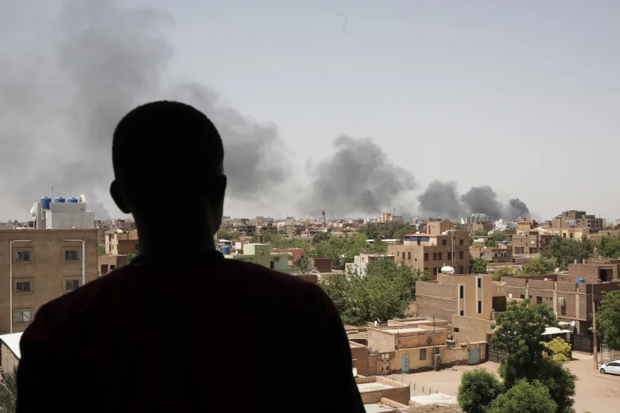 تقرير حول نقل الأسلحة إلى السودان وتصاعد الحرب الأهلية في دارفور شهد السودان منذ أبريل 2023 نزاعًا مسلحًا دمويًا بين الجيش السوداني بقيادة الفريق عبد الفتاح البرهان وقوات الدعم السريع بقيادة الجنرال محمد حمدان دقلو المعروف بحميدتي. وقد أسفر هذا الصراع عن تدهور الوضع الإنساني، حيث أدى إلى انعدام الأمن الغذائي لنصف سكان السودان وتزايد أعداد النازحين والقتلى، وتجاوزت الأعداد عشرات الآلاف من القتلى وأكثر من عشرة ملايين نازح، وفقًا لتقديرات الأمم المتحدة. تتهم الأمم المتحدة الطرفين بارتكاب انتهاكات جسيمة لحقوق الإنسان وجرائم حرب.