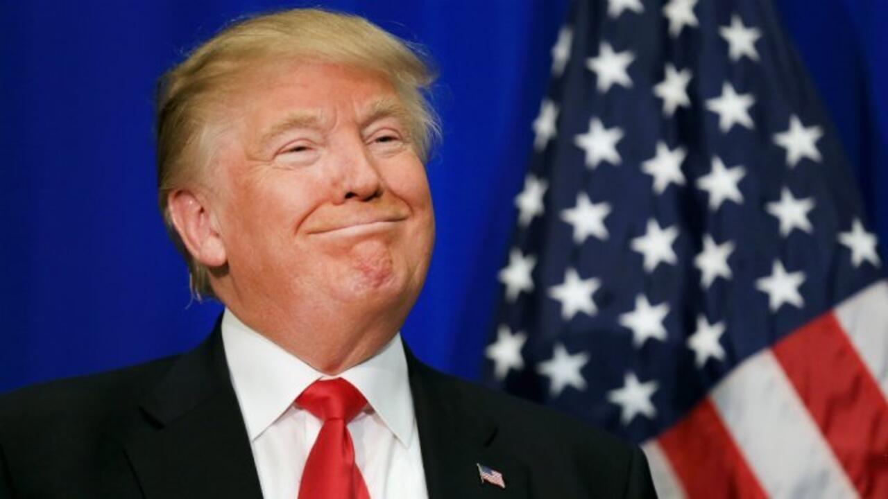 ترامب يخطط لاحتواء إيران من بوابة العراق: منع تهريب النفط والدولار على رأس الأولويات واشنطن – بغداد – مع اقتراب عودة دونالد ترامب إلى البيت الأبيض، بدأت تتضح ملامح سياسته المرتقبة تجاه الشرق الأوسط، حيث تسعى إدارته الجديدة إلى اتخاذ خطوات صارمة لاحتواء النفوذ الإيراني في المنطقة. ووفقًا لمصادر مطلعة، فإن العراق سيكون الساحة الأولى لمواجهة طهران، مع التركيز على منع تهريب النفط الإيراني والدولار الأميركي عبر الأراضي العراقية.