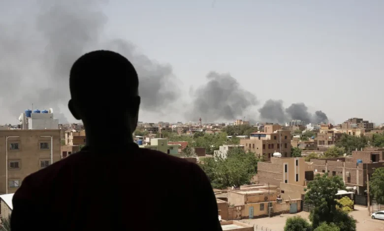 تقرير حول نقل الأسلحة إلى السودان وتصاعد الحرب الأهلية في دارفور شهد السودان منذ أبريل 2023 نزاعًا مسلحًا دمويًا بين الجيش السوداني بقيادة الفريق عبد الفتاح البرهان وقوات الدعم السريع بقيادة الجنرال محمد حمدان دقلو المعروف بحميدتي. وقد أسفر هذا الصراع عن تدهور الوضع الإنساني، حيث أدى إلى انعدام الأمن الغذائي لنصف سكان السودان وتزايد أعداد النازحين والقتلى، وتجاوزت الأعداد عشرات الآلاف من القتلى وأكثر من عشرة ملايين نازح، وفقًا لتقديرات الأمم المتحدة. تتهم الأمم المتحدة الطرفين بارتكاب انتهاكات جسيمة لحقوق الإنسان وجرائم حرب.