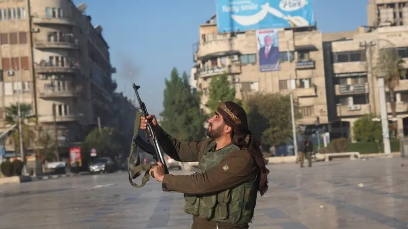 سيطرة مفاجئة وانسحاب الجيش السوري أكد المرصد السوري لحقوق الإنسان اليوم الأحد أن الفصائل المسلحة تمكنت من السيطرة على بلدتي خناصر والسفيرة الاستراتيجيتين، بالإضافة إلى طريق حلب – دمشق (M5)، الذي يُعد شريانًا حيويًا يربط بين الشمال السوري والعاصمة دمشق. كما سيطرت الفصائل على مطار كويرس في ريف حلب الشرقي وعدد من المواقع العسكرية المحيطة. وأشار رامي عبد الرحمن، مدير المرصد، إلى أن "مدينة حلب باتت بالكامل خارج سيطرة الجيش السوري، باستثناء بعض الأحياء الخاضعة لسيطرة القوات الكردية". وأضاف في تصريحات لقناة العربية/الحدث: "لم يعد هناك أي منفذ لدخول المدينة بعد قطع طريق حلب خناصر من قبل الجيش الوطني الموالي لتركيا".