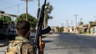 انسحاب مفاجئ للقوات السورية وقادة موالين لإيران من دير الزور أفاد المرصد السوري لحقوق الإنسان، الجمعة، بانسحاب مفاجئ للقوات الحكومية السورية وقادة مجموعات موالية لإيران من مدينة دير الزور وريفها، في خطوة أثارت تساؤلات حول تطورات المشهد العسكري في المنطقة. وقال مدير المرصد، رامي عبد الرحمن، لوكالة "فرانس برس": "انسحبت قوات النظام مع قادة المجموعات الموالية لإيران بشكل مفاجئ من مدينة دير الزور وريفها". وأوضح أن الأرتال العسكرية تحركت باتجاه منطقة تدمر الواقعة شرق مدينة حمص، حيث أصبحت الفصائل المعارضة على بعد نحو 5 كيلومترات فقط منها.