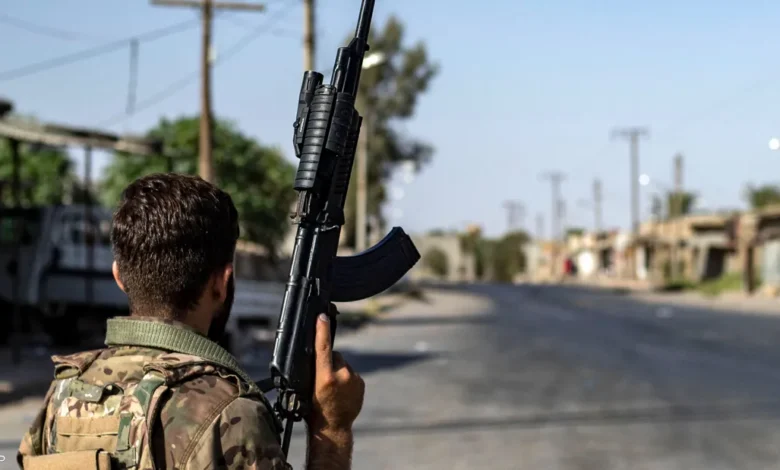 انسحاب مفاجئ للقوات السورية وقادة موالين لإيران من دير الزور أفاد المرصد السوري لحقوق الإنسان، الجمعة، بانسحاب مفاجئ للقوات الحكومية السورية وقادة مجموعات موالية لإيران من مدينة دير الزور وريفها، في خطوة أثارت تساؤلات حول تطورات المشهد العسكري في المنطقة. وقال مدير المرصد، رامي عبد الرحمن، لوكالة "فرانس برس": "انسحبت قوات النظام مع قادة المجموعات الموالية لإيران بشكل مفاجئ من مدينة دير الزور وريفها". وأوضح أن الأرتال العسكرية تحركت باتجاه منطقة تدمر الواقعة شرق مدينة حمص، حيث أصبحت الفصائل المعارضة على بعد نحو 5 كيلومترات فقط منها.