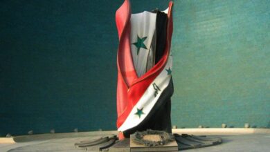 في الأول من كانون الأول من كل عام، يحيي العراقيون ذكرى يوم الشهيد العراقي، تخليداً لذكرى آلاف الجنود الذين أعدموا خلال الحرب العراقية الإيرانية. ففي مثل هذا اليوم من عام 1981، أقدمت السلطات الإيرانية على إعدام نحو ثلاثة آلاف عسكري عراقي بعد أسرهم في معركة البسيتين التي اندلعت بين الطرفين خلال إحدى أشرس فصول الحرب. وتزامنت ذكرى هذا العام مع تصاعد الانتقادات الشعبية ضد النفوذ الإيراني في العراق، حيث أشار العديد من الناشطين إلى أن "ثنائية الشهيد عراقي والقاتل إيراني" لا تزال حاضرة حتى اليوم، ولكن بأشكال جديدة من خلال أذرع إيران داخل البلاد.