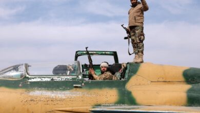 سوريا: صراع على الأرض ومساومات خلف الكواليس تشهد سوريا تطورات متسارعة تعكس احتدام الصراع العسكري والسياسي. فبينما تواصل الفصائل المسلحة تقدمها على جبهات عدة، بما في ذلك ريف حمص ودرعا، تسعى تركيا لتحقيق أهدافها الاستراتيجية عبر دعم المعارضة المسلحة وتقليص نفوذ "وحدات حماية الشعب" الكردية، التي تعتبرها تهديدًا لأمنها القومي. في المقابل، يعاني النظام السوري من تدهور اقتصادي وانخفاض معنويات قواته، مما يعكس إرهاقًا داخليًا وسط تفكك واضح في صفوفه. ومع تزايد الحديث عن ترتيبات دبلوماسية ومفاوضات مرتقبة، تبرز مخاوف من احتمال انزلاق البلاد إلى مزيد من الفوضى أو إنشاء كيانات انفصالية، خاصة مع تعاظم دور "هيئة تحرير الشام" التي تسعى لشرعنة وجودها. أما الدول الفاعلة كروسيا وإيران وتركيا، فتبدو عالقة بين تضارب المصالح والخلافات المتزايدة، مما يعقد احتمالات الحل السياسي المستدام. يبقى الوضع مرهونًا بمدى قدرة الأطراف على تجاوز الحسابات الضيقة والعمل لإنهاء المأساة الممتدة.