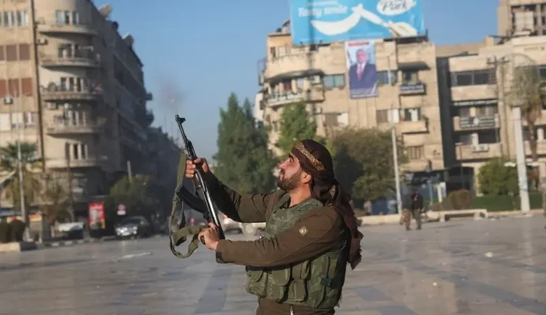 سيطرة مفاجئة وانسحاب الجيش السوري أكد المرصد السوري لحقوق الإنسان اليوم الأحد أن الفصائل المسلحة تمكنت من السيطرة على بلدتي خناصر والسفيرة الاستراتيجيتين، بالإضافة إلى طريق حلب – دمشق (M5)، الذي يُعد شريانًا حيويًا يربط بين الشمال السوري والعاصمة دمشق. كما سيطرت الفصائل على مطار كويرس في ريف حلب الشرقي وعدد من المواقع العسكرية المحيطة. وأشار رامي عبد الرحمن، مدير المرصد، إلى أن "مدينة حلب باتت بالكامل خارج سيطرة الجيش السوري، باستثناء بعض الأحياء الخاضعة لسيطرة القوات الكردية". وأضاف في تصريحات لقناة العربية/الحدث: "لم يعد هناك أي منفذ لدخول المدينة بعد قطع طريق حلب خناصر من قبل الجيش الوطني الموالي لتركيا".